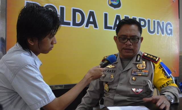 Dirlantas Polda Lampung Kombes (Pol) Syamsu Riani Darusalam dalam wawancaranya dengan Radio Suara Wajar di Mapolda, (28/07).