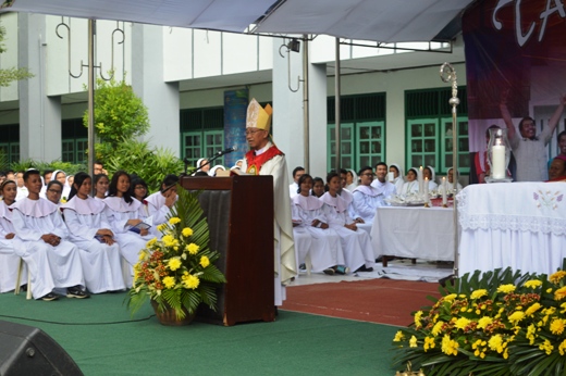 Uskup Keuskupan Agung Palembang Mgr. Aloysius Sudarso, SCJ saat homili dalam Misa Pembukaan TYD 2015 di komplek Xaverius Pahoman, (21/07)