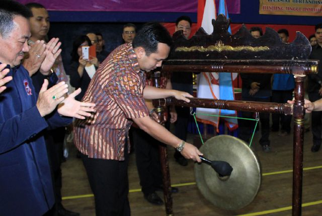 Guberur Lampung M. Ridho Ficardo saat membuka Kejuaraan Wushu Lampung Open Championship  2015 di Gedung Olahraga Saburai Enggal Bandar Lampung (21/08).
