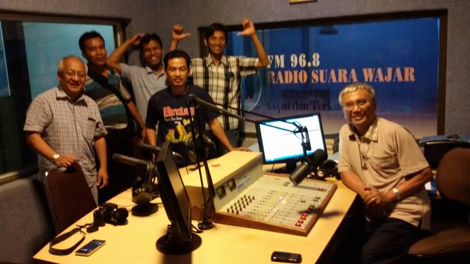 Romo Thomas Suratno SCJ dan para crew berfoto bersama dengan Errol Jonathans, Direktur Utama Suara Surabaya Media, di studio siaran (02/09)