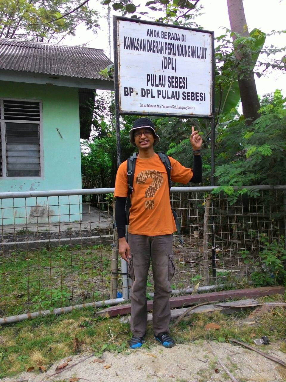 Budi Satmiko, pelancong asal Yogyakarta, saat berada di Pulau Sebesi (30/08/2015).
