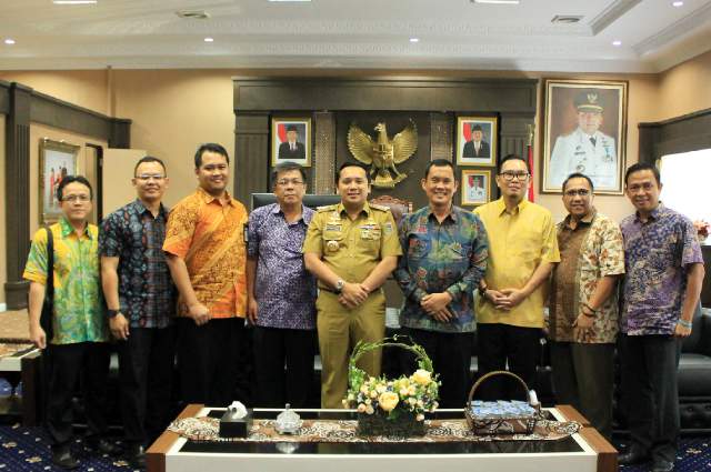 Gubenur bersama anggota Persatuan Motor dan Mobil (PAMMOR) Selasa (08/09) di Ruang Kerja Gubernur Lampung.