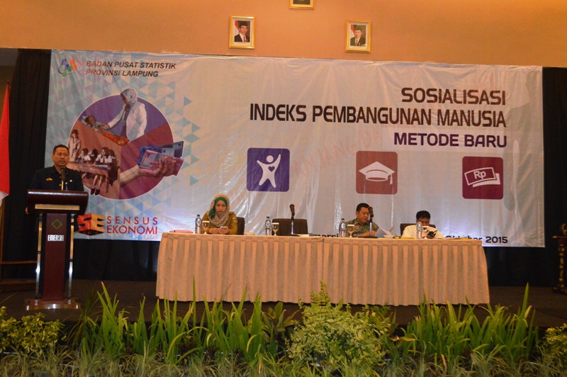 Kepala BPS Lampung Adhi Wiriana saat membuka Sosialisasi sosialisasi IPM Metode Baru, di Hotel Emersia, Bandar Lampung, Selasa 06 Oktober 2015.
