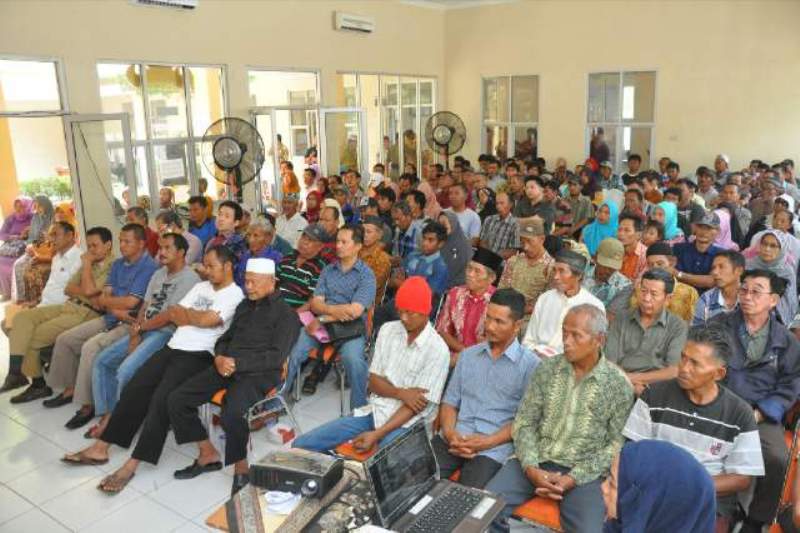 Warga desa peserta acara Konsultasi Publik Persiapan Pembangunan Perpanjangan Landas Pacu Bandara Radin Inten II di Aula Kantor Kecamatan Natar Lampung Selatan (13/10).