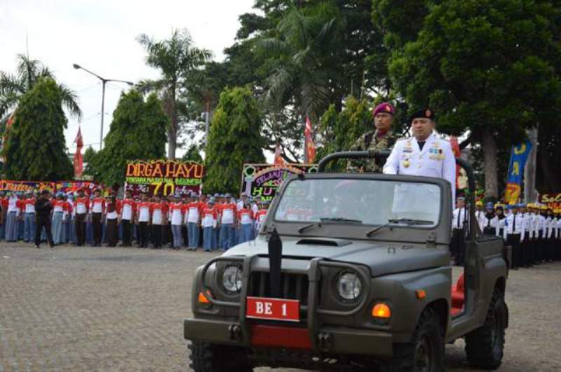 Gubernur Lampung M. Ridho Ficardo pada Upacara pada Peringatan Hari Ulang Tahun TNI ke 70 di Lapangan Korpri, Bandar Lampung, Senin (5/10). 