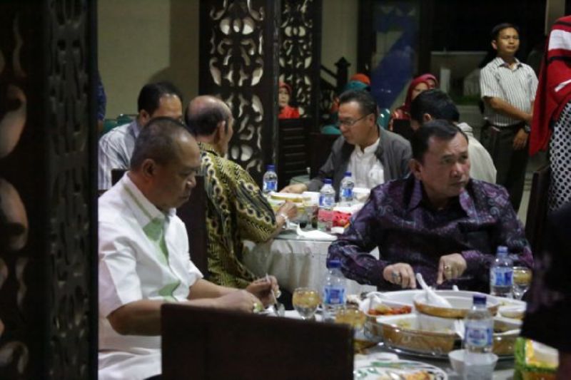 Suasana malam keakraban para mantan pejabat Lampung Barat di Lumbok Resort Kawasan Danau Ranau Kabupaten Lampung Barat (09/10). 