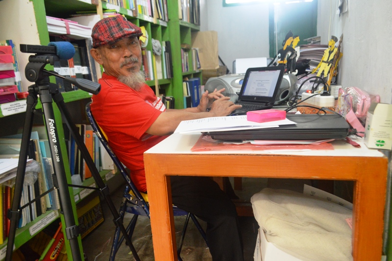 Drs. Samuel Bambang Muharyono H.S, (65) alias Kakek Boncel di ruang kerjanya pada ruang kerjanya Jalan Vanili Blok W No. 11 Perumahan Beringin Raya Kemiling Bandar Lampung. 