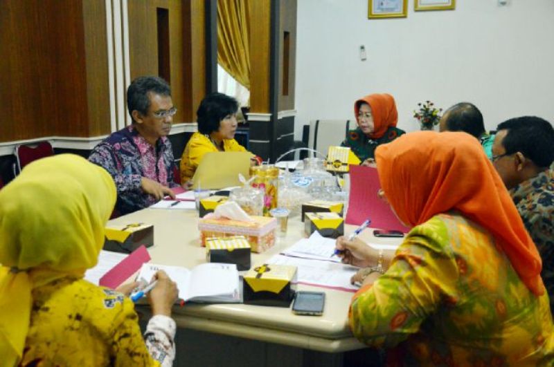 Asisten Bidang Kesra Elya Muchtar memimpin rapat koordinasi di ruang annya Dalam rangka rencana kunjungan Menteri Sosial RI Khofifah Indar Parawansa ke Provinsi Lampung pada 23 November mendatang, Jumat (20/11/2015).
