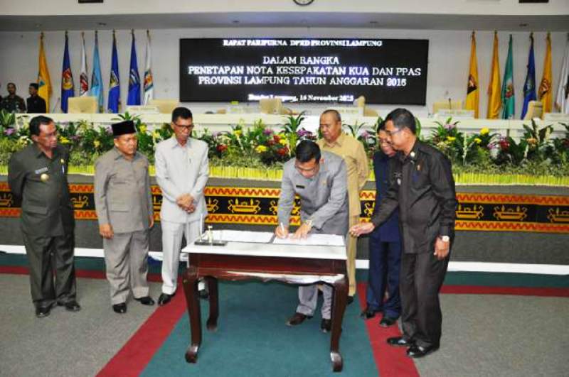 Ketua DPRD Provinsi Lampung Dedi Afrizal saat menandatangani menandatangani Nota Kesepakatan KUA dan PPAS APBD Tahun 2016 di Ruang Sidang DPRD Provinsi Lampung, Senin (16/11/2015).