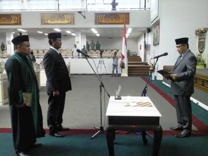 Ketua DPRD Lampung Dedi Afrizal saat melantik Raden Muhammad Ismail menjadi anggota dewan setempat pada Senin 16 November 2015. 