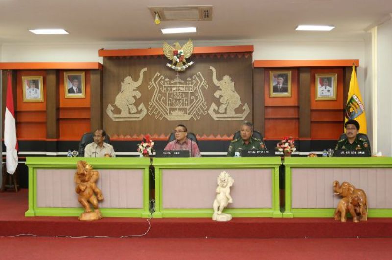 Kepala BKN RI Bima Haria Wibisana (tengah) Rapat Koordinasi Kepegawaian bagi Instansi Pemerintah Daerah se-wilayah kerja Kantor Regional V BKN Jakarta di Gedung Pusiban Kantor Gubernur, Senin (9/11/2015).