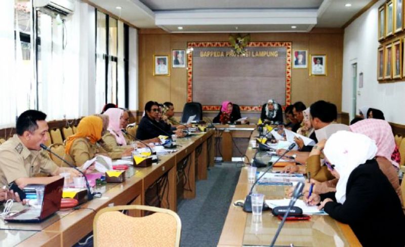 Rapat Sinkronisasi Program Percepatan Penanggulangan Kemiskinan dan Koordinasi Tim Koordinasi Penanggulangan Kemiskinan (TKPK) Provinsi Lampung di Ruang Rapat Bappeda, Rabu (16/12/2015).
