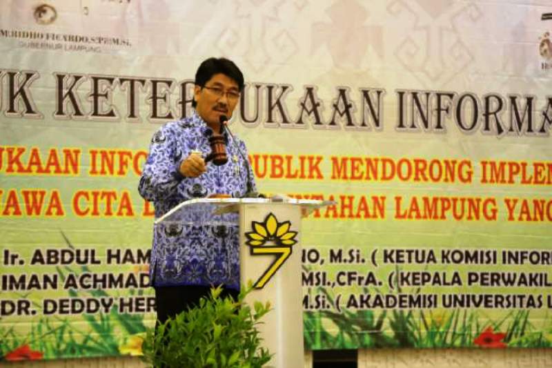 Asisten Bidang Administrasi Umum Hamartoni Ahadist saat membuka acara rembuk keterbukaan informasi daerah, Kamis (17/12) di Bandar Lampung. 