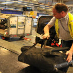 Cara Mencegah Koper Dibobol Maling di Bandara