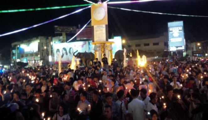 371695_aksi-1000-lilin-warga-lampung-di-tugu-adipura_663_382