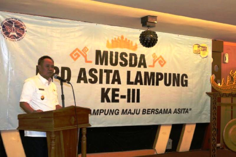 Wakil Gubernur Bachtiar Basri ketika membuka Musda Asosiasi Perjalanan Wisata Indonesia (ASITA), Rabu (2/3) di RM Begadang Resto Bandar Lampung.