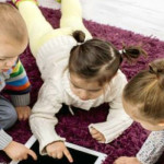 Mata Anak Juling akibat Terlalu Lama Main “Gadget”