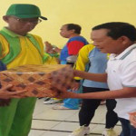 Gubernur Lampung Memberikan Bantuan Kepada Karang Lansia/Posyandu Lansia di Desa Hanura