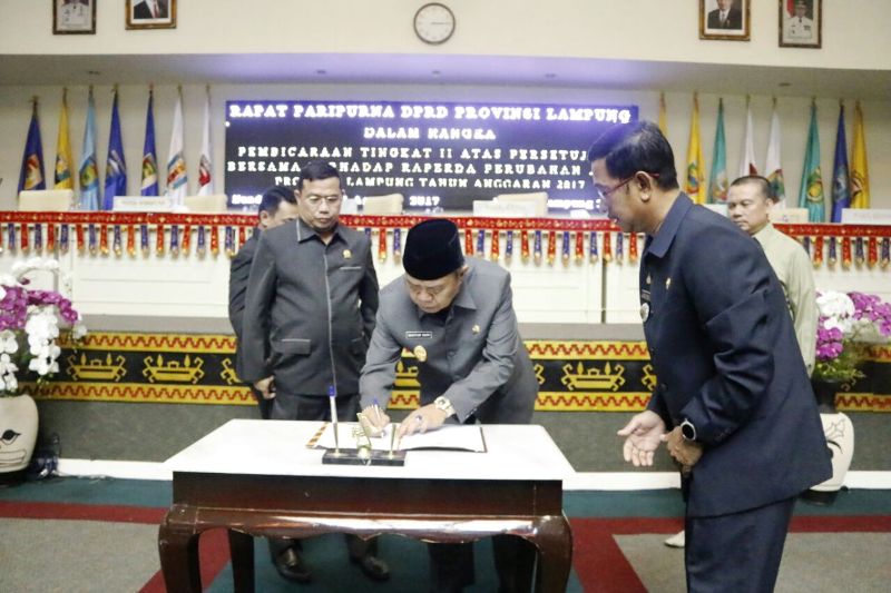 Penandatanganan Raperda Perubahan APBD Provinsi Lampung Tahun 2017