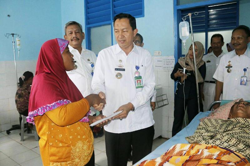 Isteri pasien tumor otak Suparti, 41 Tahun, menyampaikan ucapan terimakasih kepada Gubernur Ridho atas bantuan yang diberikan kepada keluarganya.