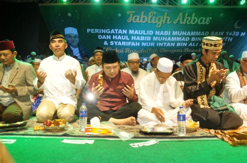 Gubernur Muhammad Ridho Ficardo pada acara tausiah Ustadz Abdul Somad, di Lapangan Korem 043/ Gatam Saburai Bandar Lampung, Selasa 12 Desember 2017 malam.