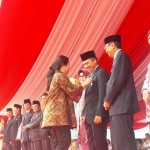 Menko Puan Maharani Serahkan Satya Lencana Kebaktian Sosial 2017 kepada Gubernur Ridho