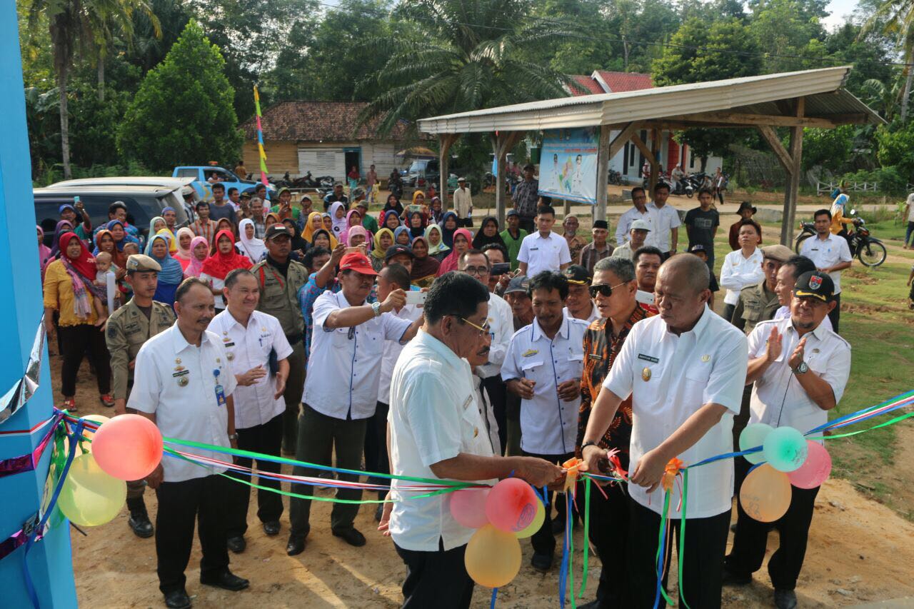 Wakil Gubernur Lampung Bachtiar Basri saat meresmikan Gedung Posyandu Program Gerbang Desa Saburai Tahun Anggaran (TA) 2017 di Desa Tanjung Menang, Mesuji Timur, Mesuji pada Rabu 24 Januari 2018.