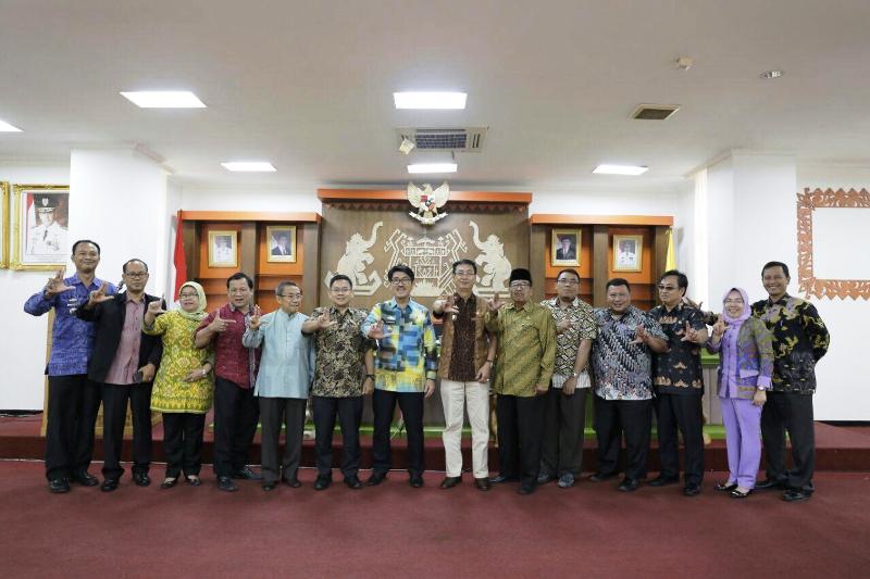Plt. Sekretaris Daerah Provinsi Lampung Hamartoni Ahadis bersama Komisi I DPRD Provinsi Banten di Ruang Sungkai Balai Keratun, Jumat 12 Januari 2018.