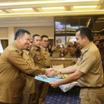 Gubernur Serahkan 4 SK Plt. Walikota dan Bupati yang Pemimpin Daerahnya Mencalokan Diri di Pilkada 2018