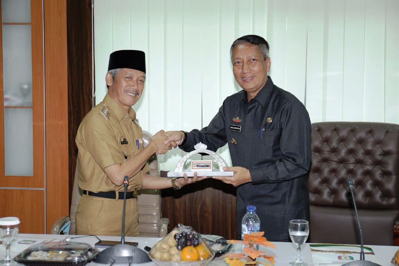 Pjs. Gubernur Lampung Didik Suprayitno bermasa Bupati Pringsewu Sujadi Saddat.