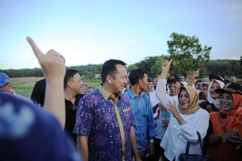 Ridho Ficardo menyapa warga Rumbia yang terdampak banjir.
