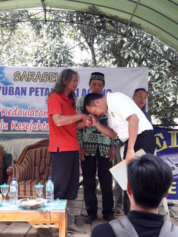 Calon Gubernur Lampung M Ridho Ficardo saat mencium tangan Surono Danu.